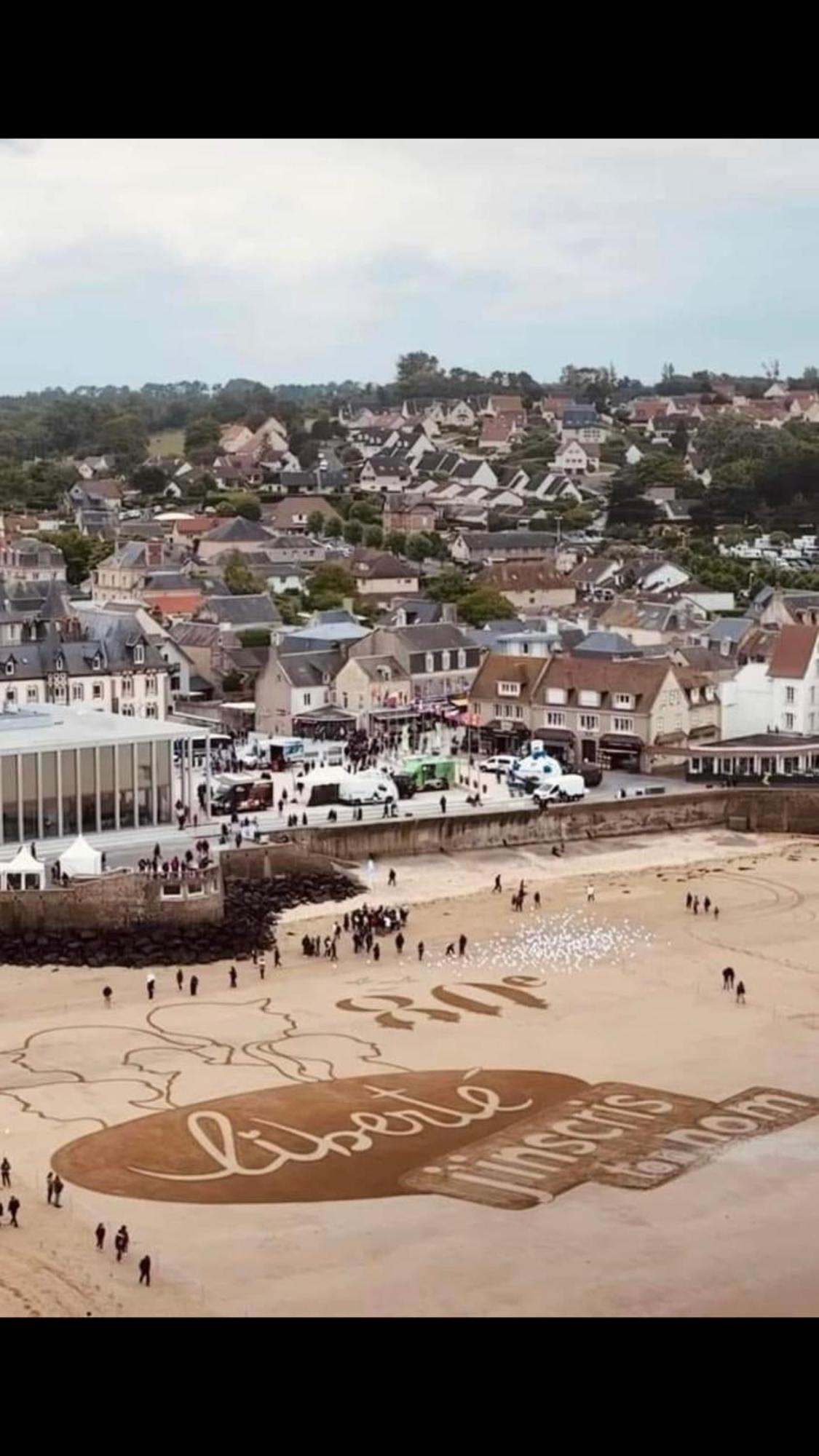 Vue mer à Arromanches Extérieur photo